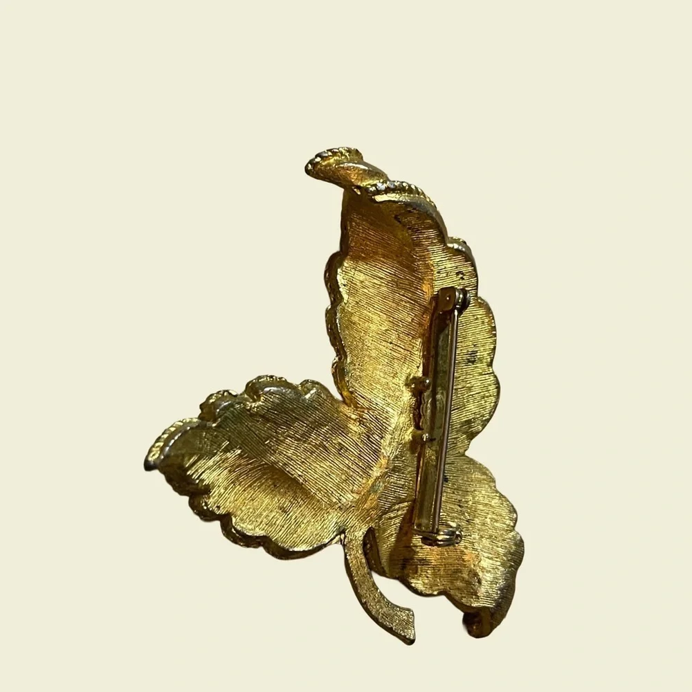 Beautiful! Brushed Gold tone Leaf Brooch with faux Pearls Vintage Fall